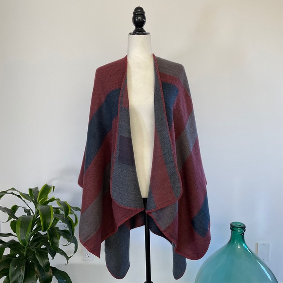 **SOLD** BNWOT Dakota shawl blanket wrap - OS - Picture 3 of 12